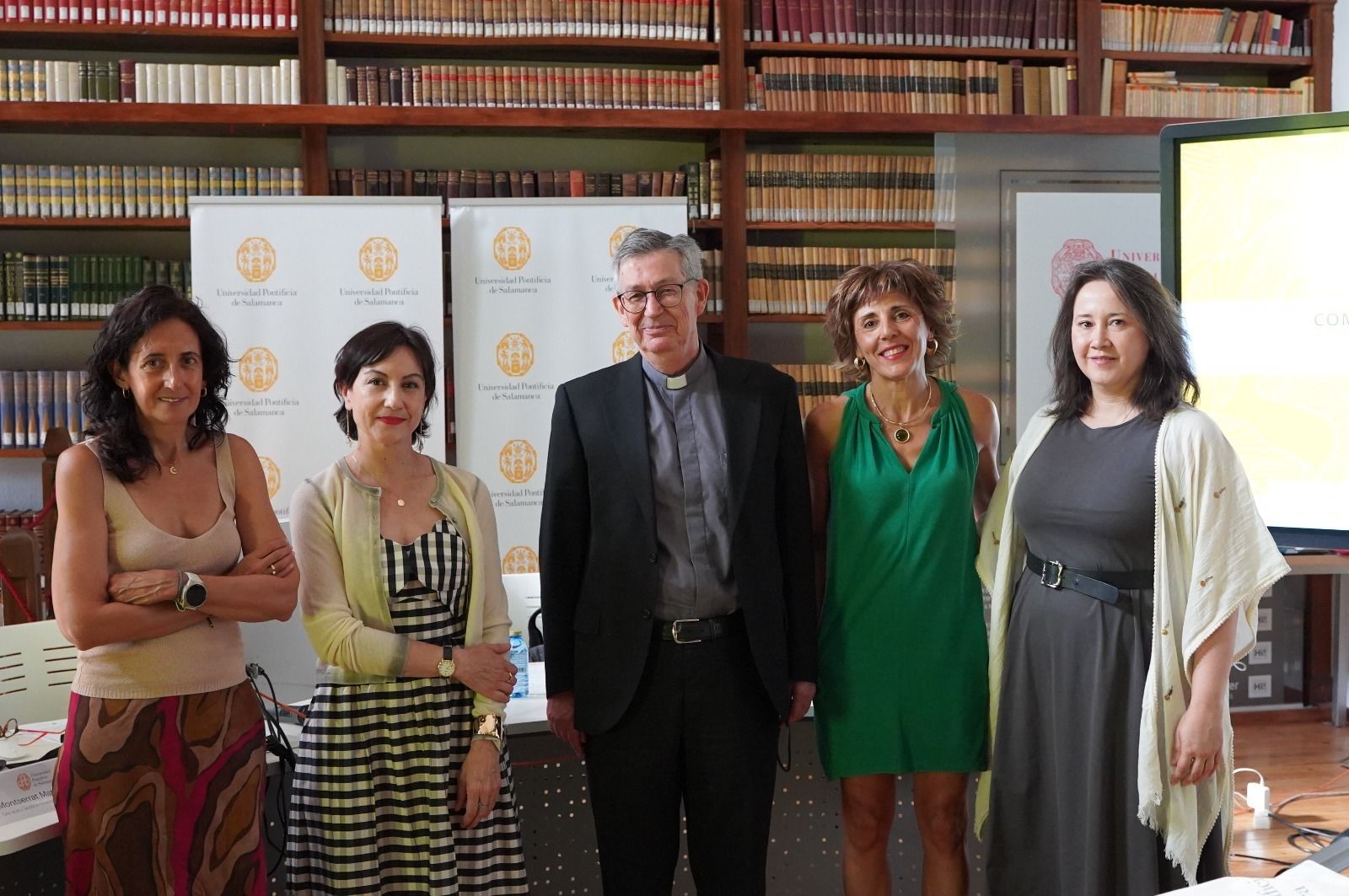 El rector de la UPSA con las participantes en la jornada
