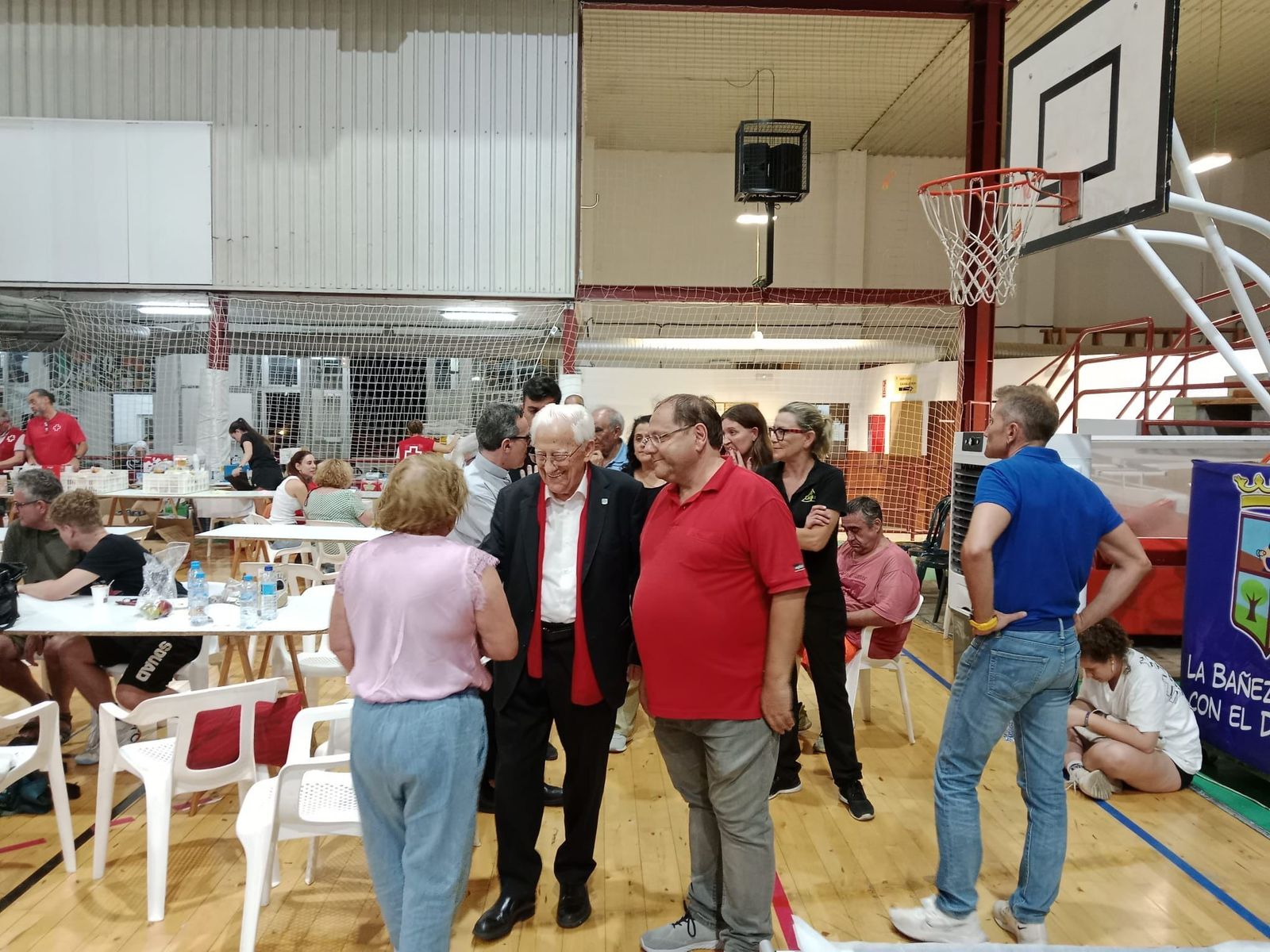 El Padre Ángel visita a los afectados por los incendios en La Bañeza