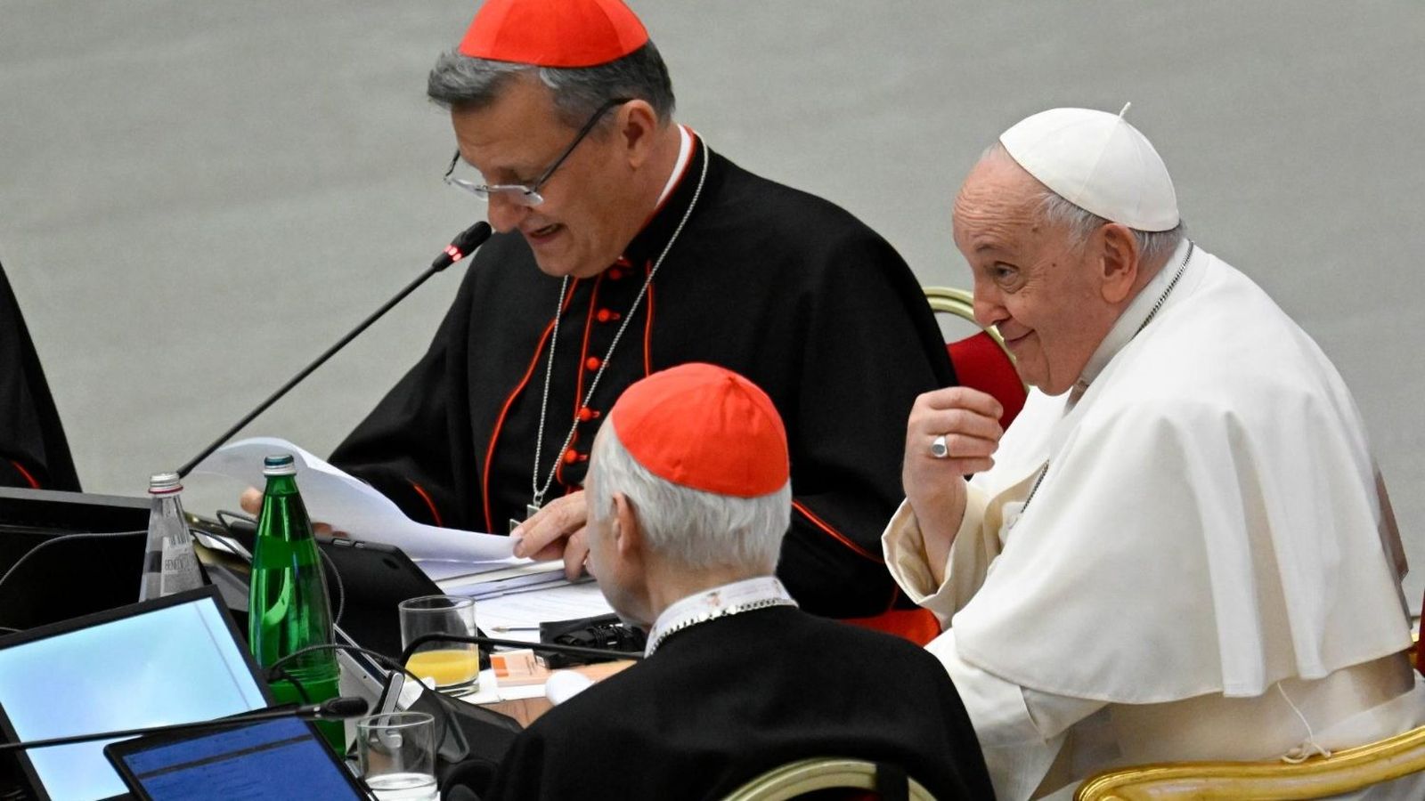 Francisco junto a los cardenales Grech y Aguiar Retes