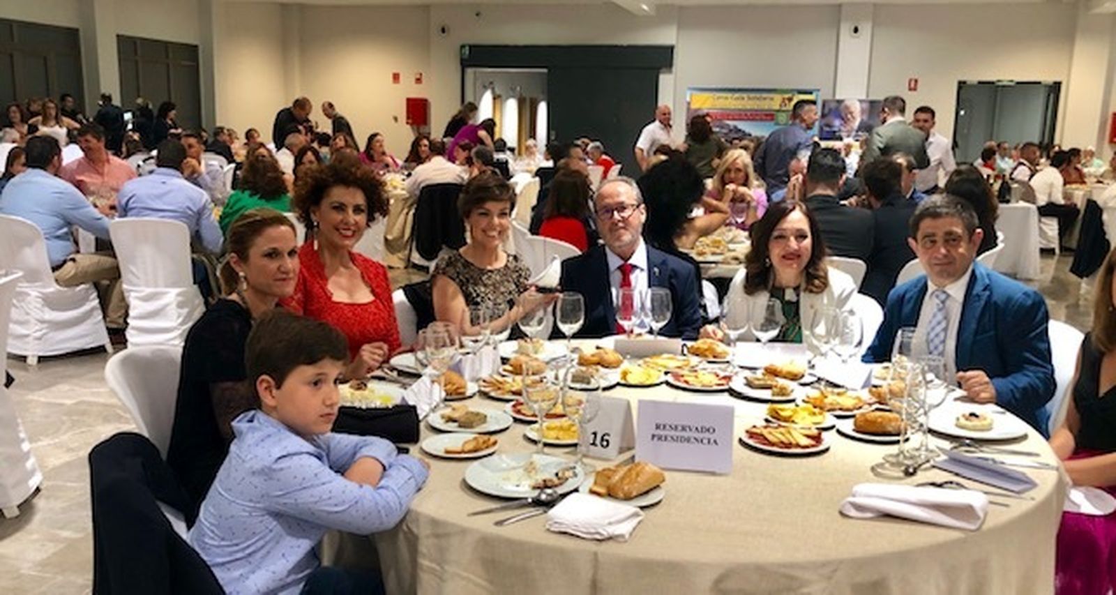 Mesa presidencial de la cena solidaria de Mensajeros de la Paz