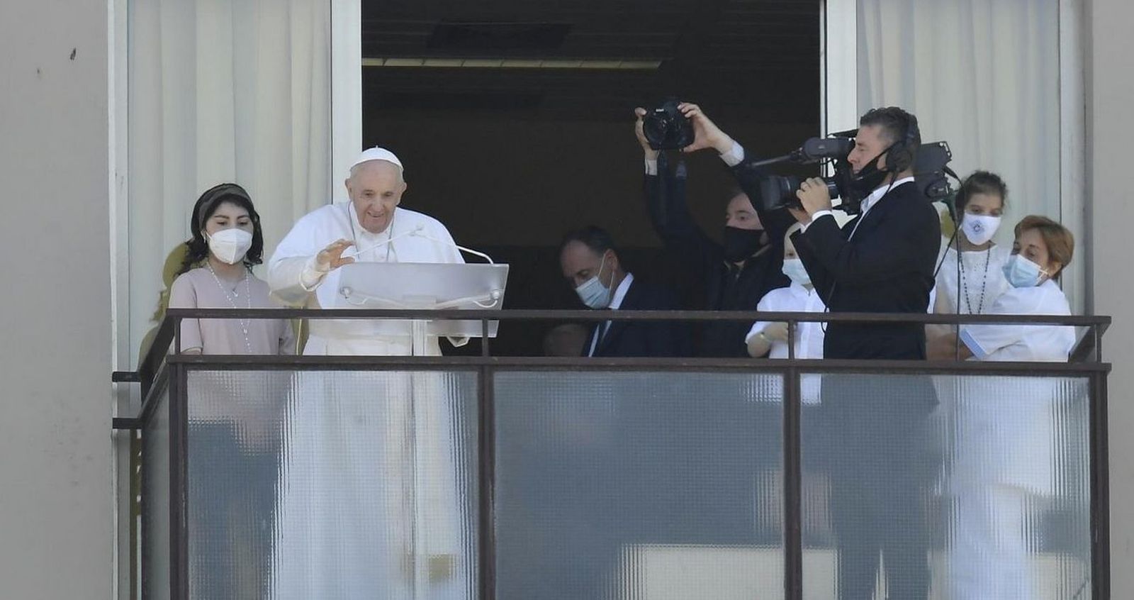 El Papa, en el balcón del Gemelli