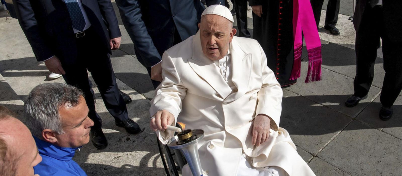 Francisco enciende la antorcha que da inicio a la "carrera de la paz"