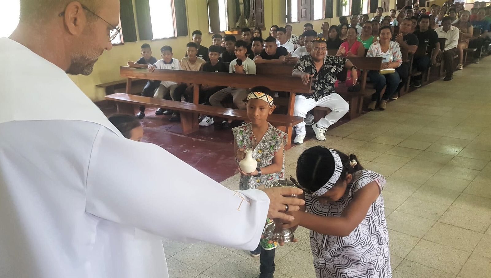 Danza de los niños durante la procesión de ofrendas