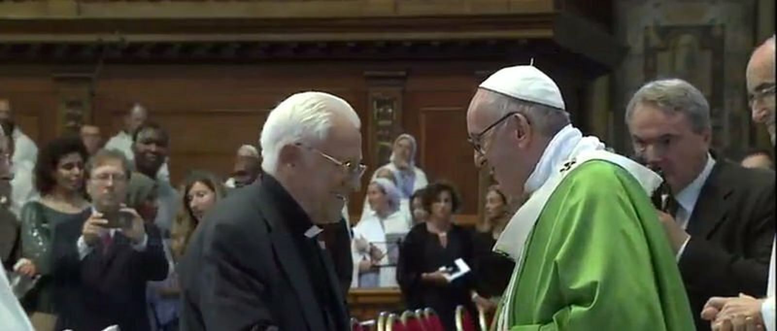 El Papa saluda al Padre Ángel