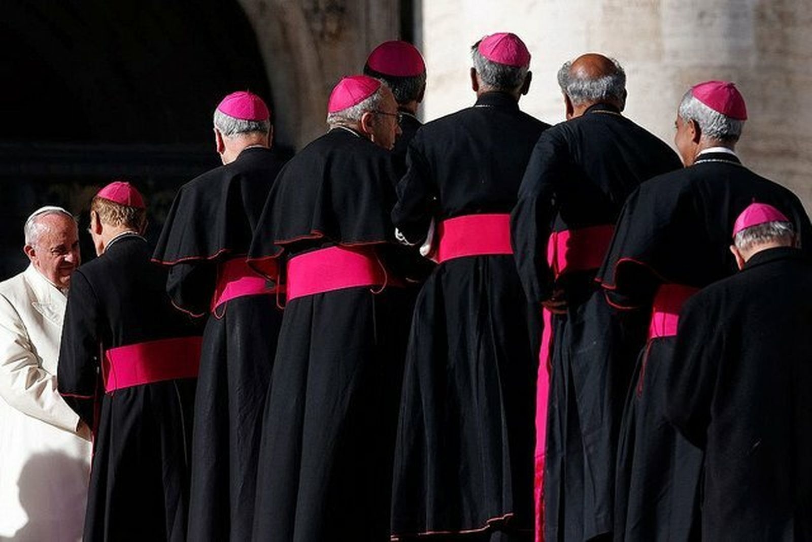El Papa saluda a obispos en el Vaticano