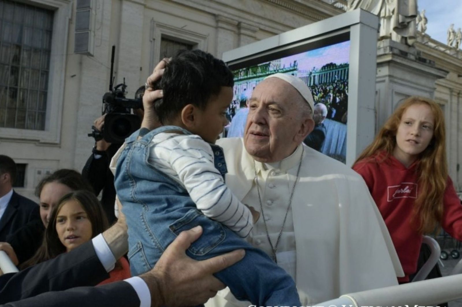 El Papa saluda a un niño en la audiencia general
