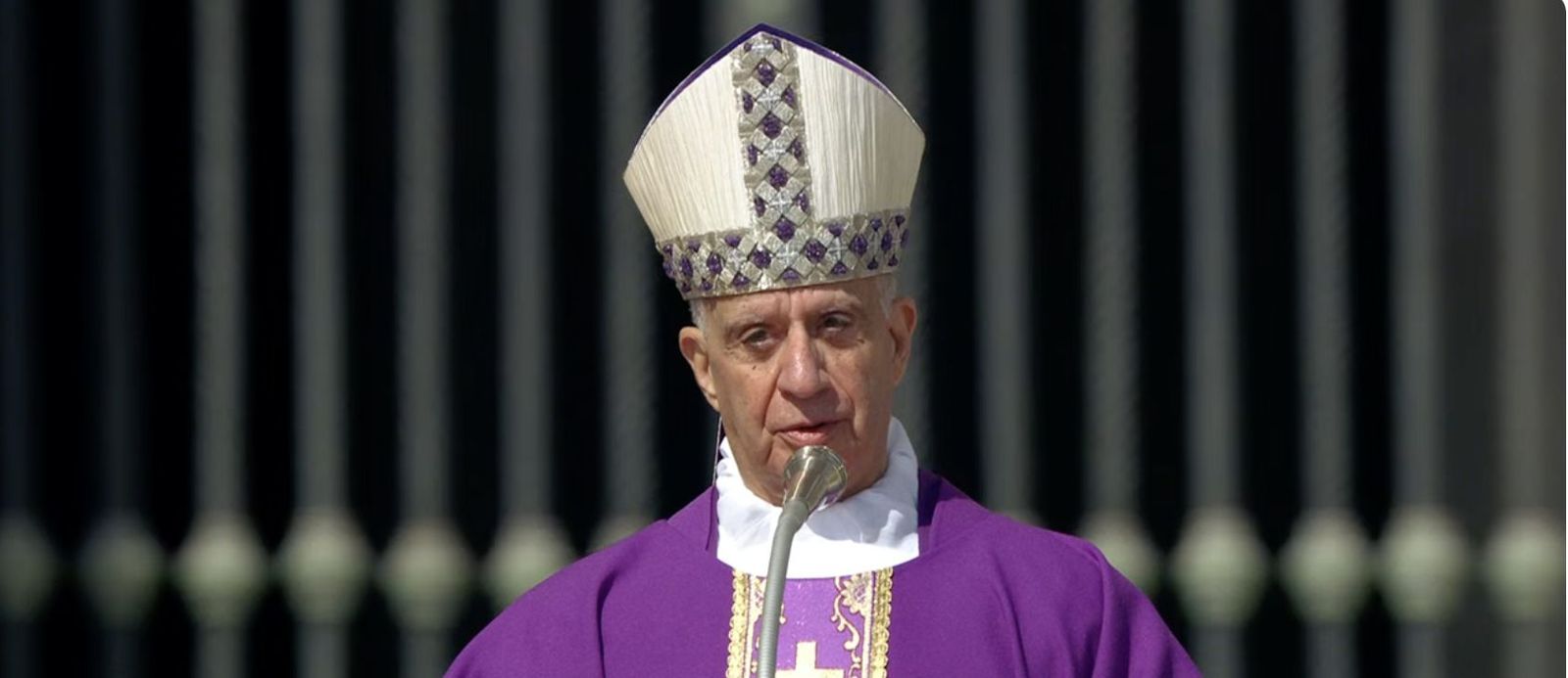Fisichella, durante la lectura de la homilía papal