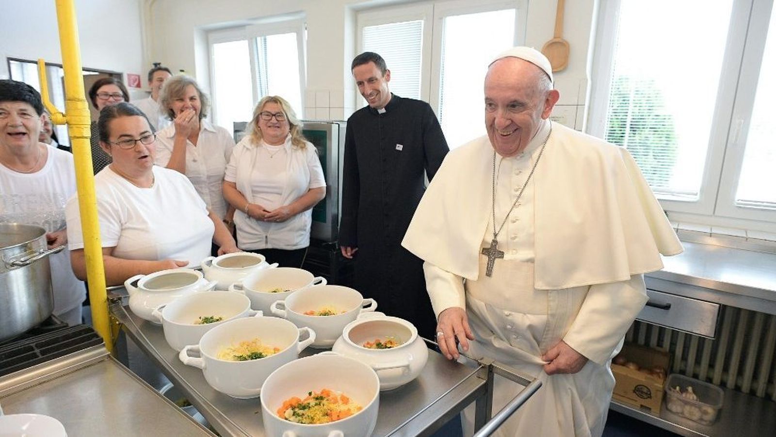 Francisco en la cocina de los jesuitas de la Casa de Ejercicios en Prešov