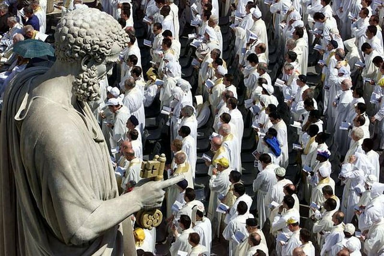 Sacerdotes en la Plaza de San Pedro