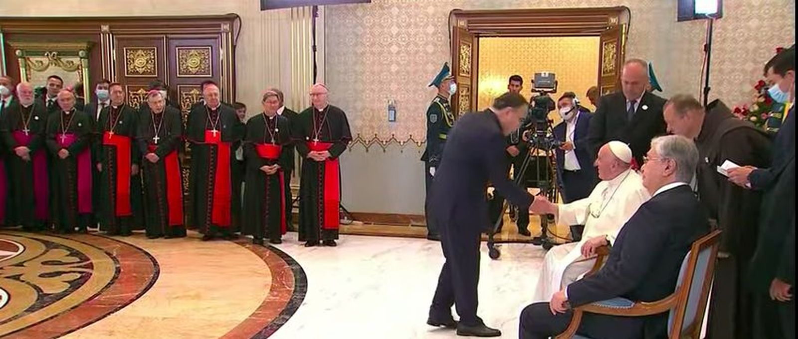 Saludos al Papa a su llegada a Kazajistán