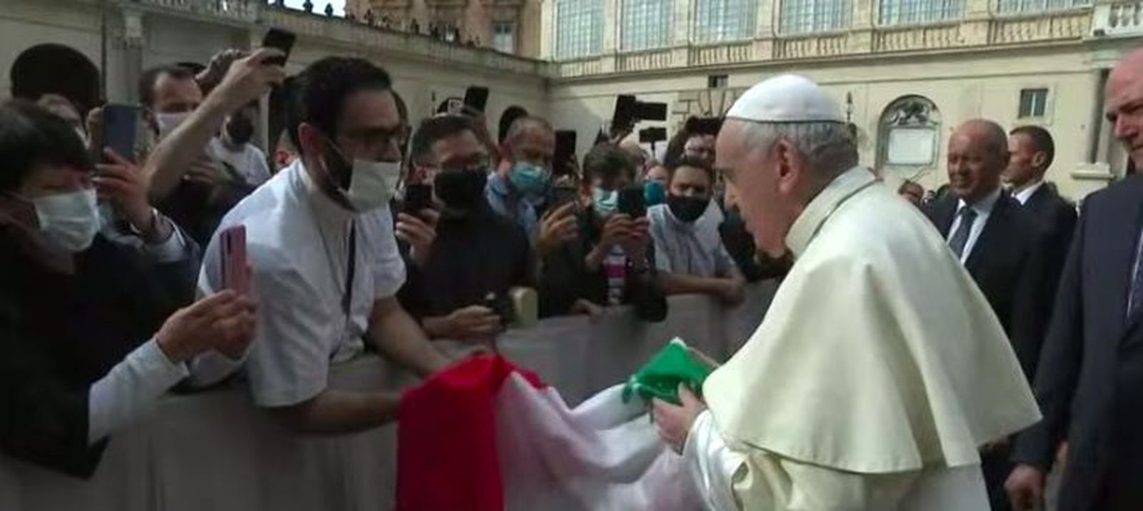 Francisco ora junto a una bandera del Líbano