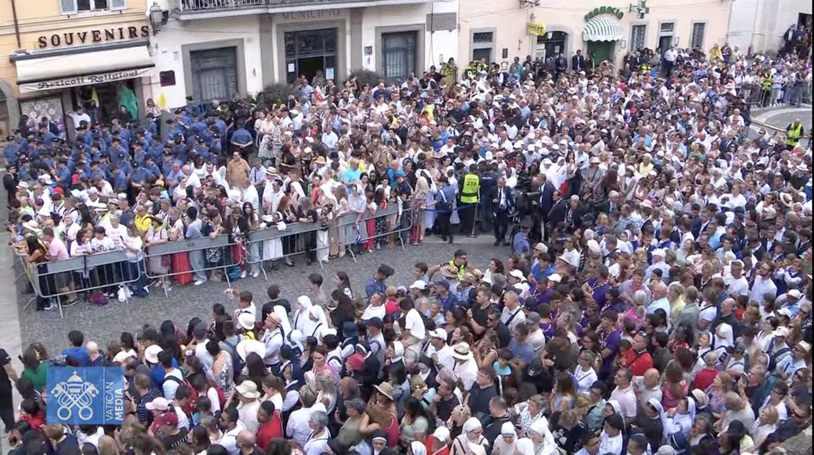 Decenas de fieles esperan al papa