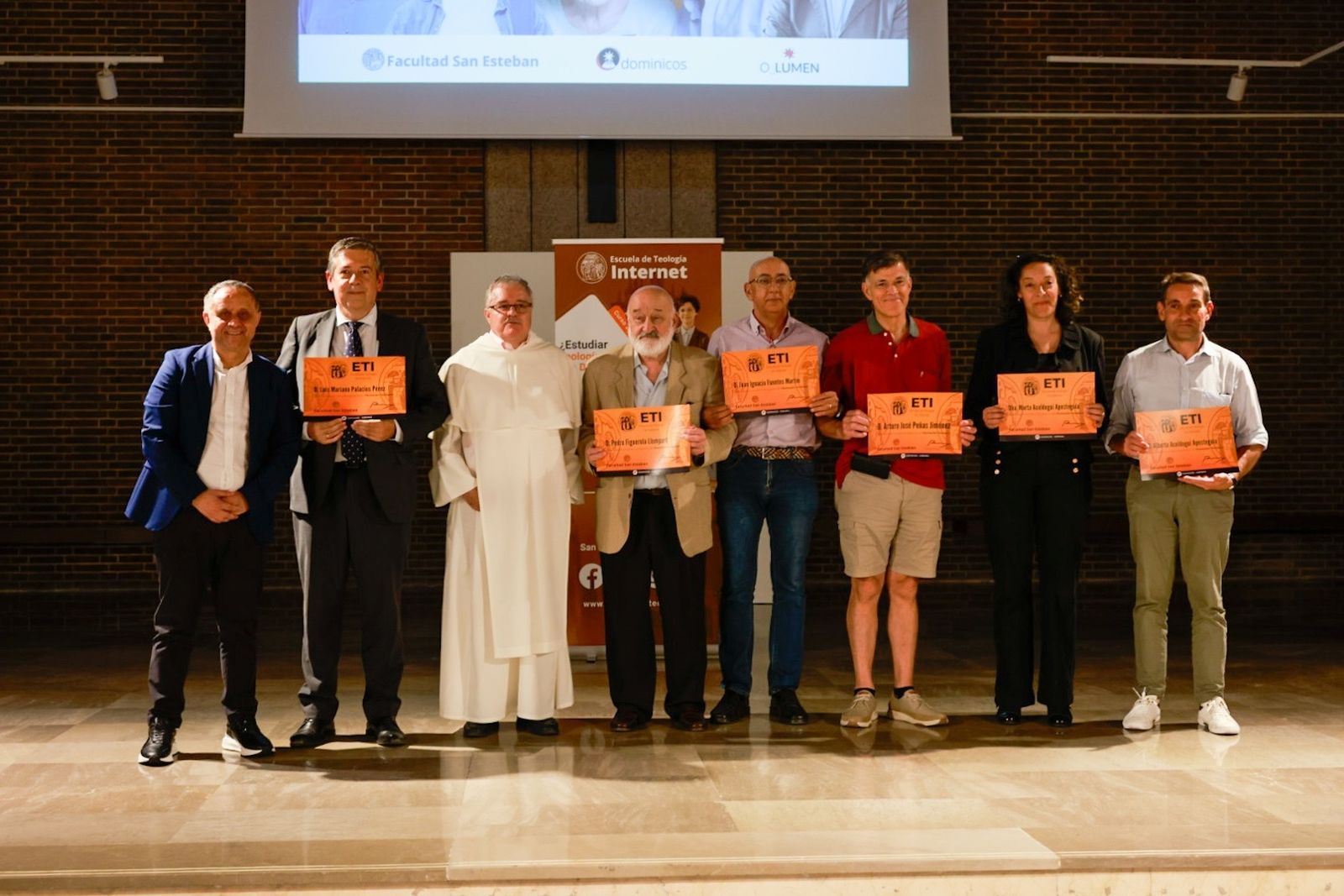 Entrega de diplomas a los egresados de la ETI