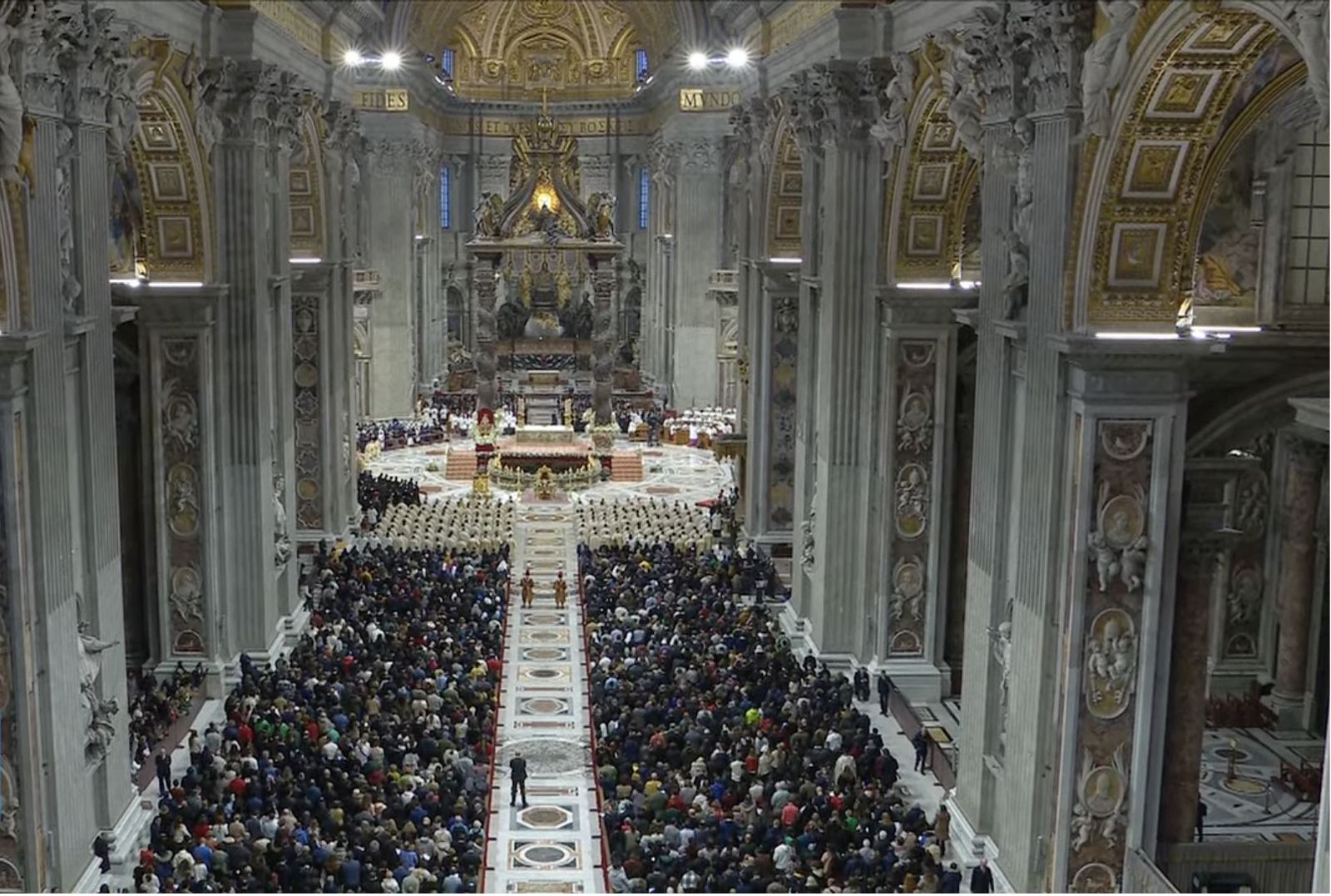 Vista de la basílica de San Pedro durante la misa de Epifanía