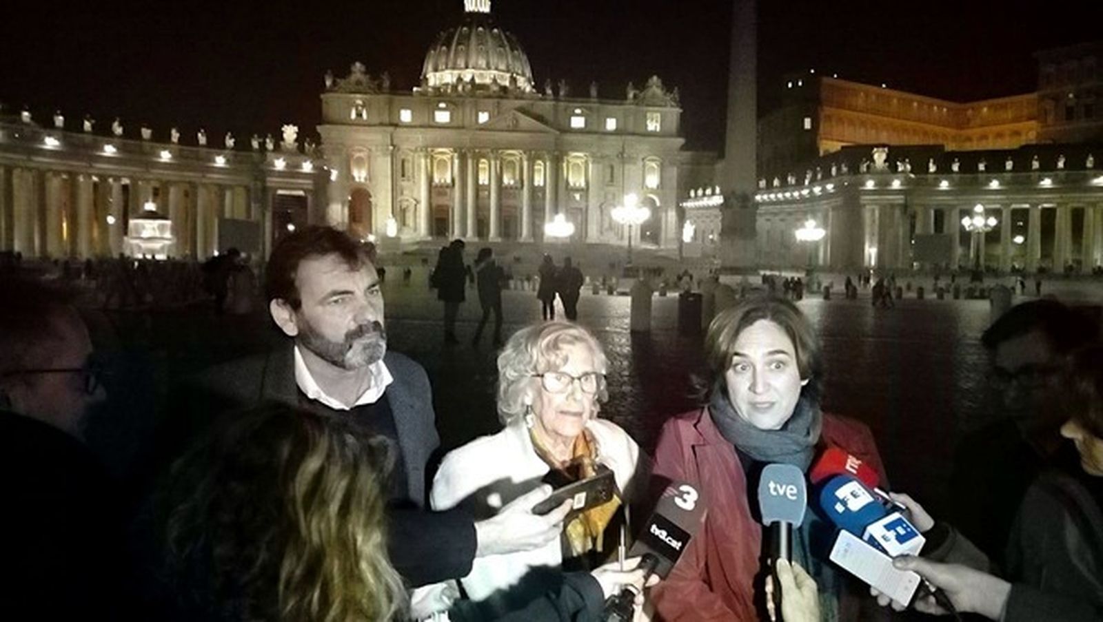 Carmena, Colau y el impulsor de Open Arms, ayer en el Vaticano