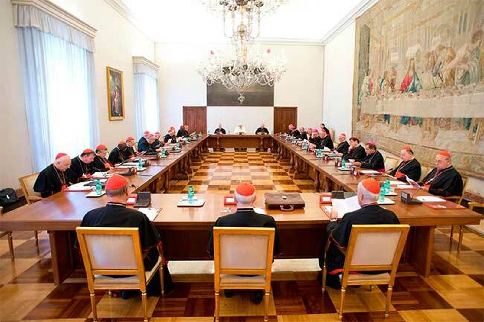 Se espera que en esta reunión se terminen de delinear dos nuevos dicasterios: uno sobre caridad, justicia y paz y otro sobre laicos, familia y vida