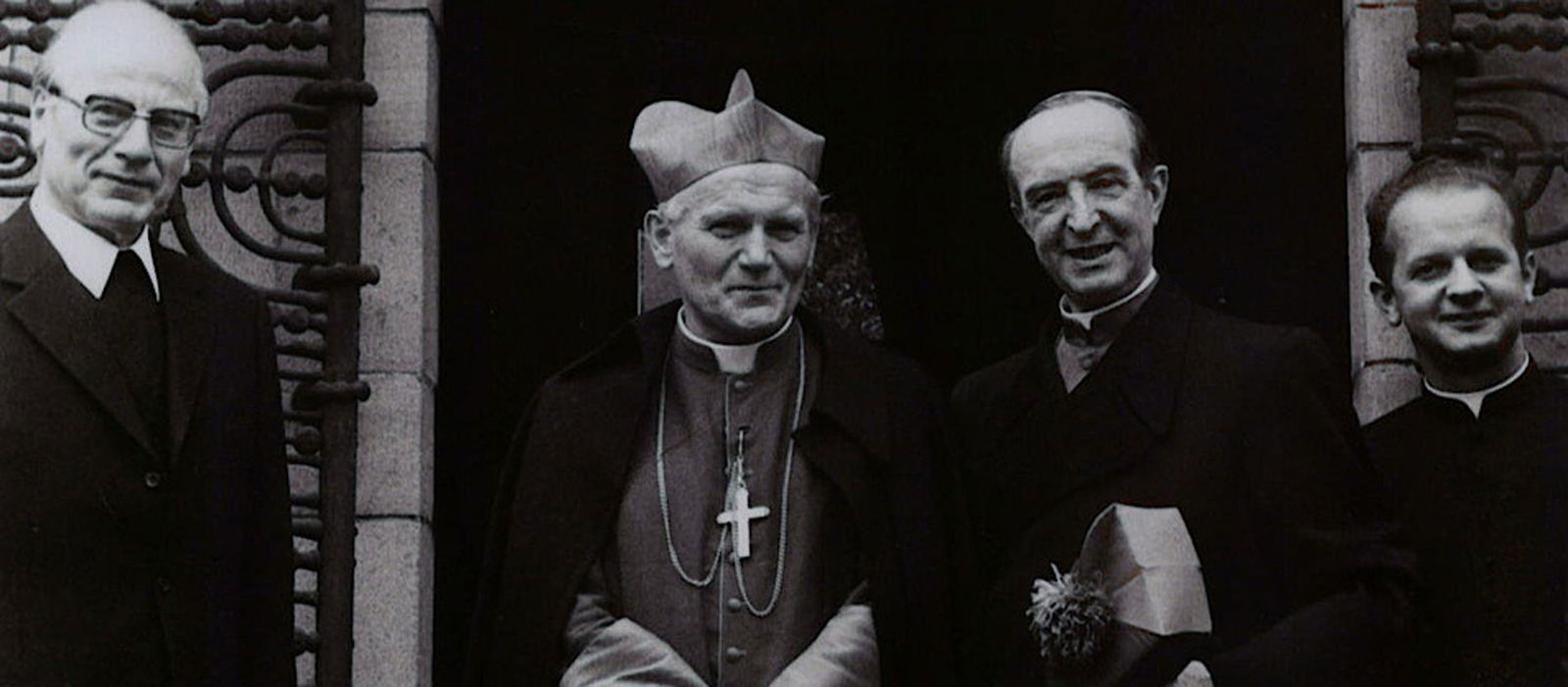 El cardenal de Cracovia Karol Wojtyła visitó en 1978 al obispo Franz Hengsbach en Essen, poco antes de la muerte del papa Juan Pablo I. Menos de diez años después, Wojtyła regresaría a la diócesis del Ruhr como papa.