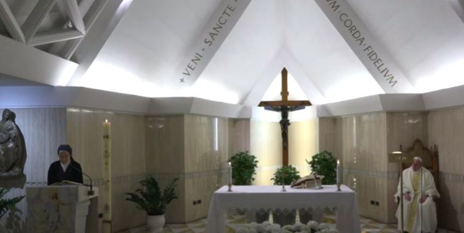 Francisco escucha las lecturas