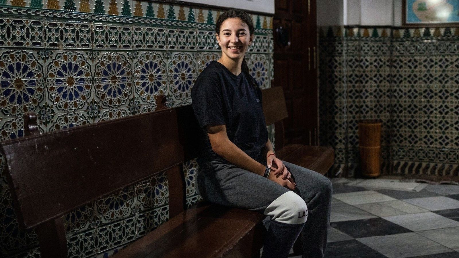 Saleha Mohamed Chanhih es una joven llena de energía, hija de inmigrantes marroquíes en España. Actualmente, cursa una carrera técnica en deportes