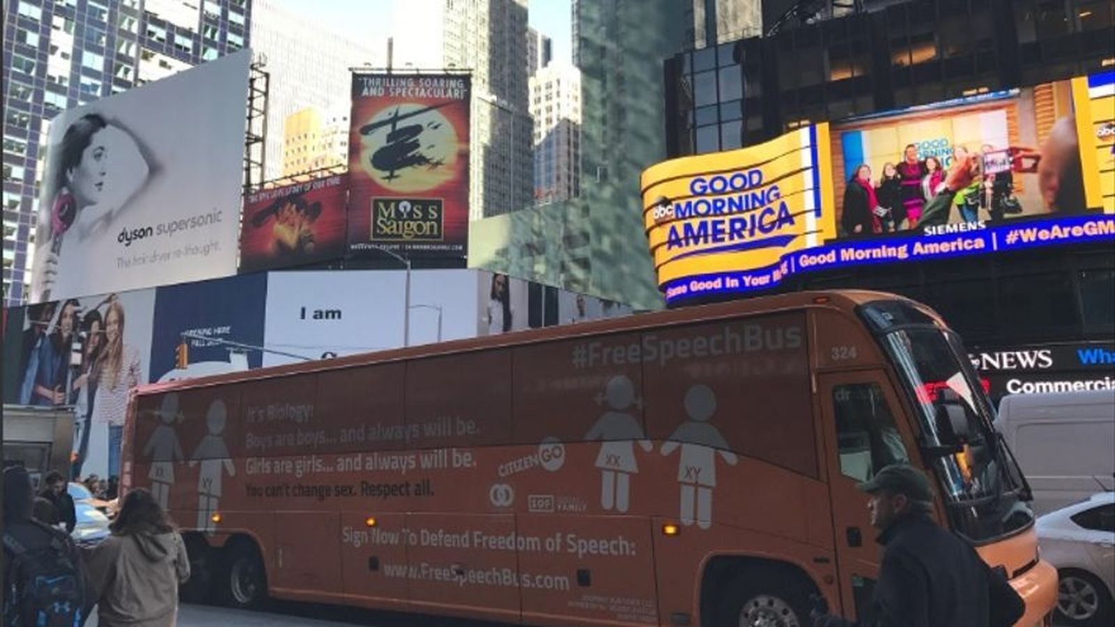 El autobús de CitizenGo recorriendo las calles de Nueva York en 2017.