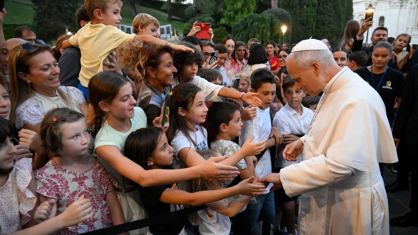 El Papa saluda a los niños en el encuentro con las Familias del Governatorato vaticano