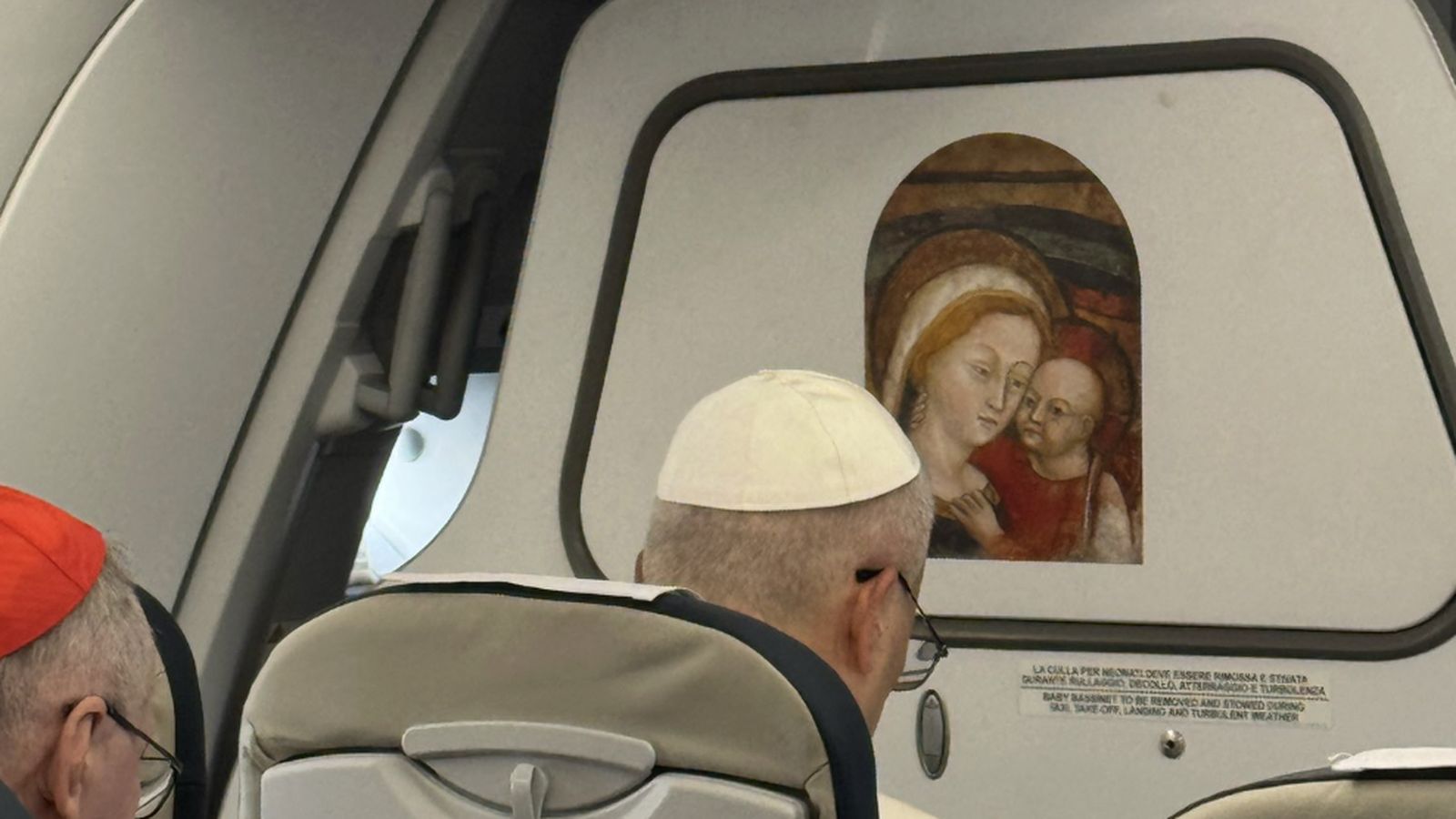 El papa, en su asiento, con Parolin detrás