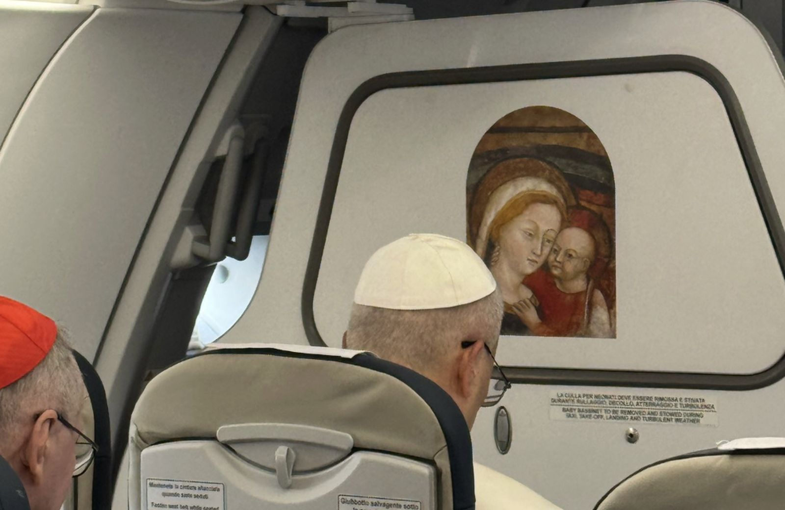 El papa, en su asiento, con Parolin detrás