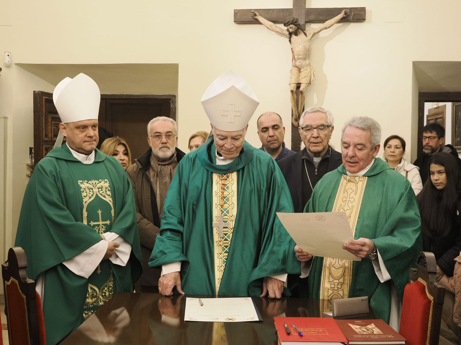 Jesús Fernández Lubiano, y el cardenal Carlos Aguiar Retes formalizan el hermanamiento