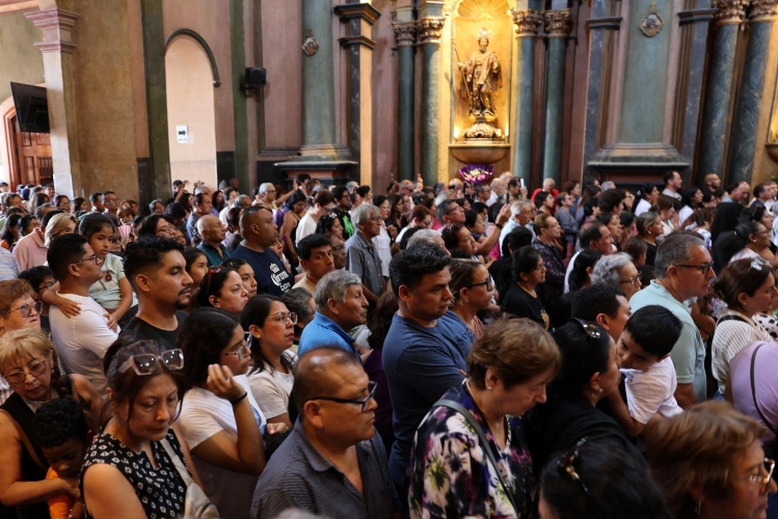 Misa en la Iglesia de las Nazarenas, el templo que alberga al Señor de los Milagros