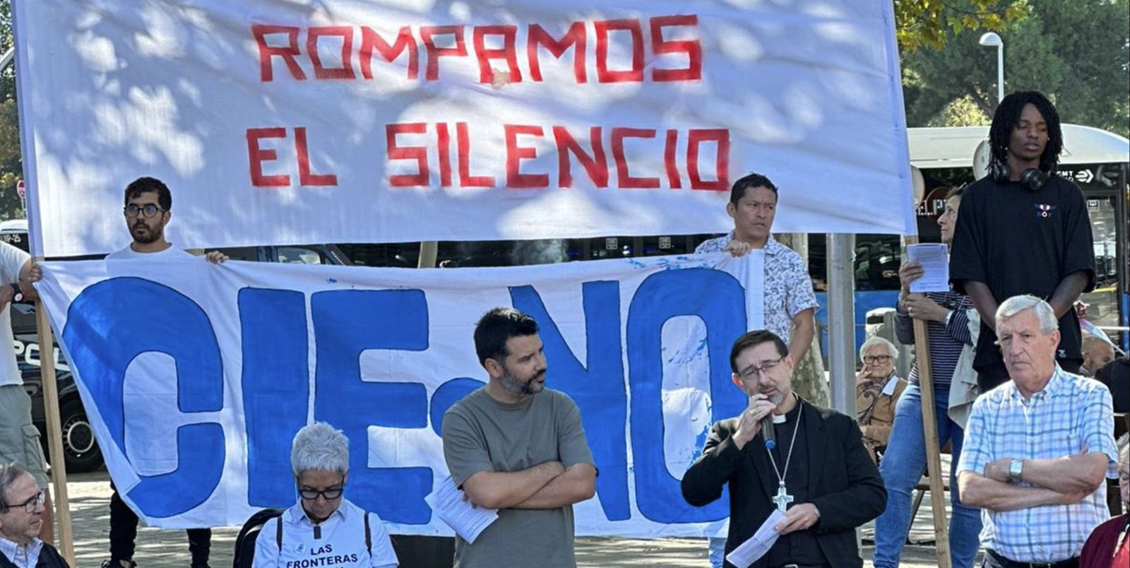 Cobo, en la concentración por el cierre de los CIEs