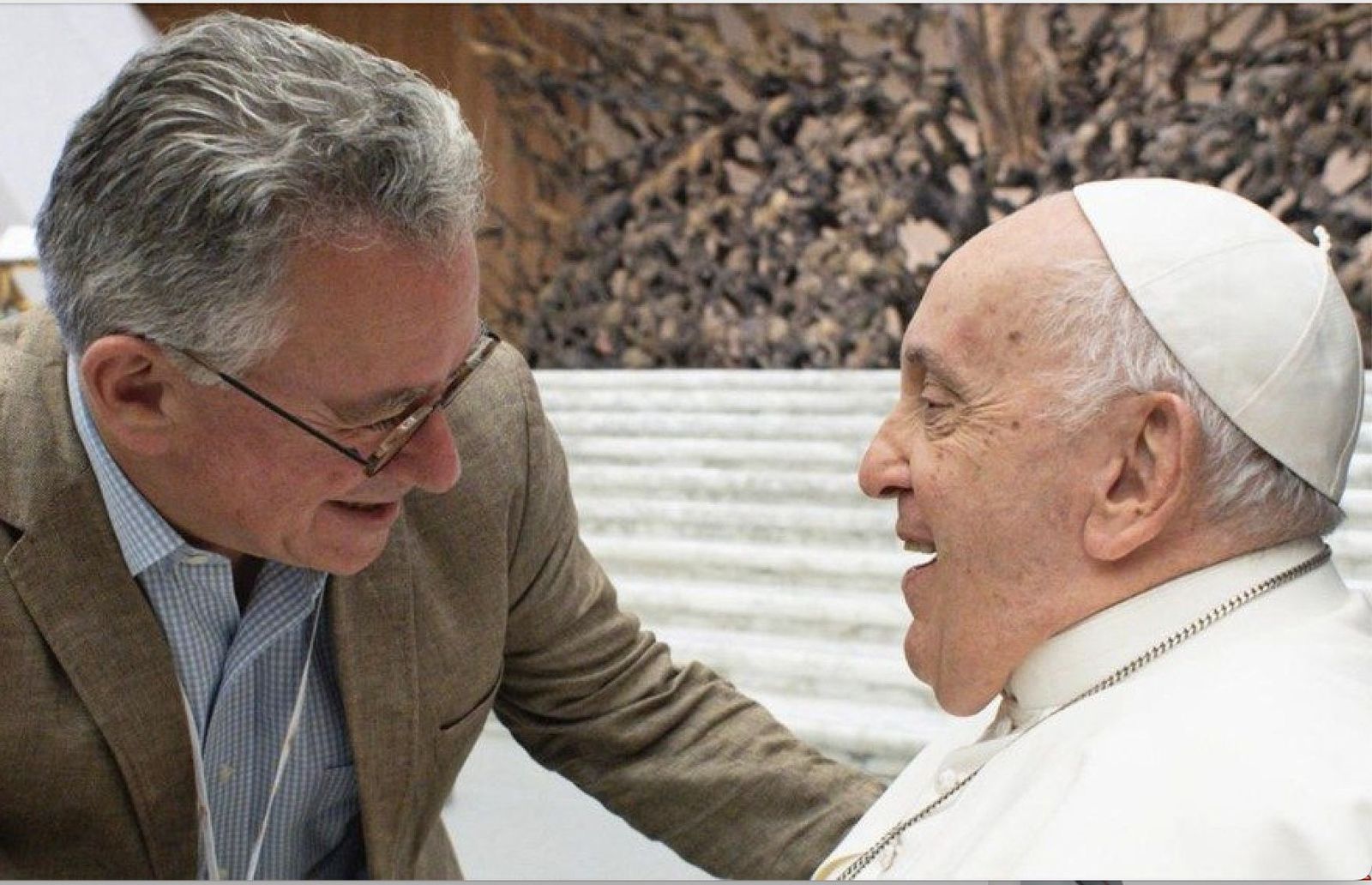 Austen Ivereigh con Francisco en el Aula Pablo VI