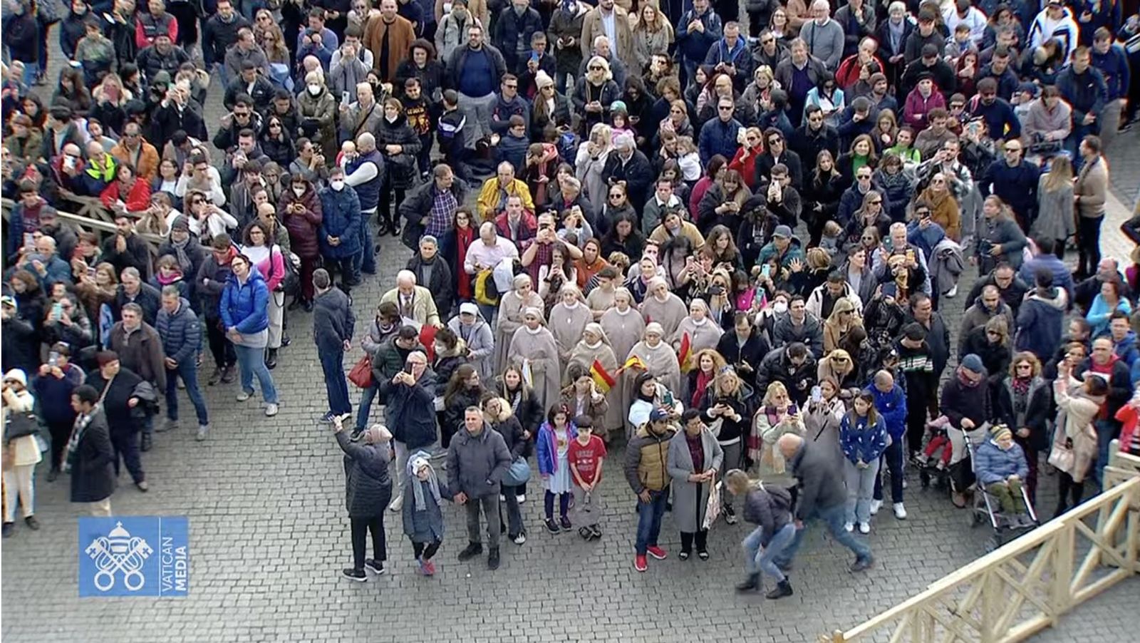 Los fieles escuchan al Papa durante el ángelus