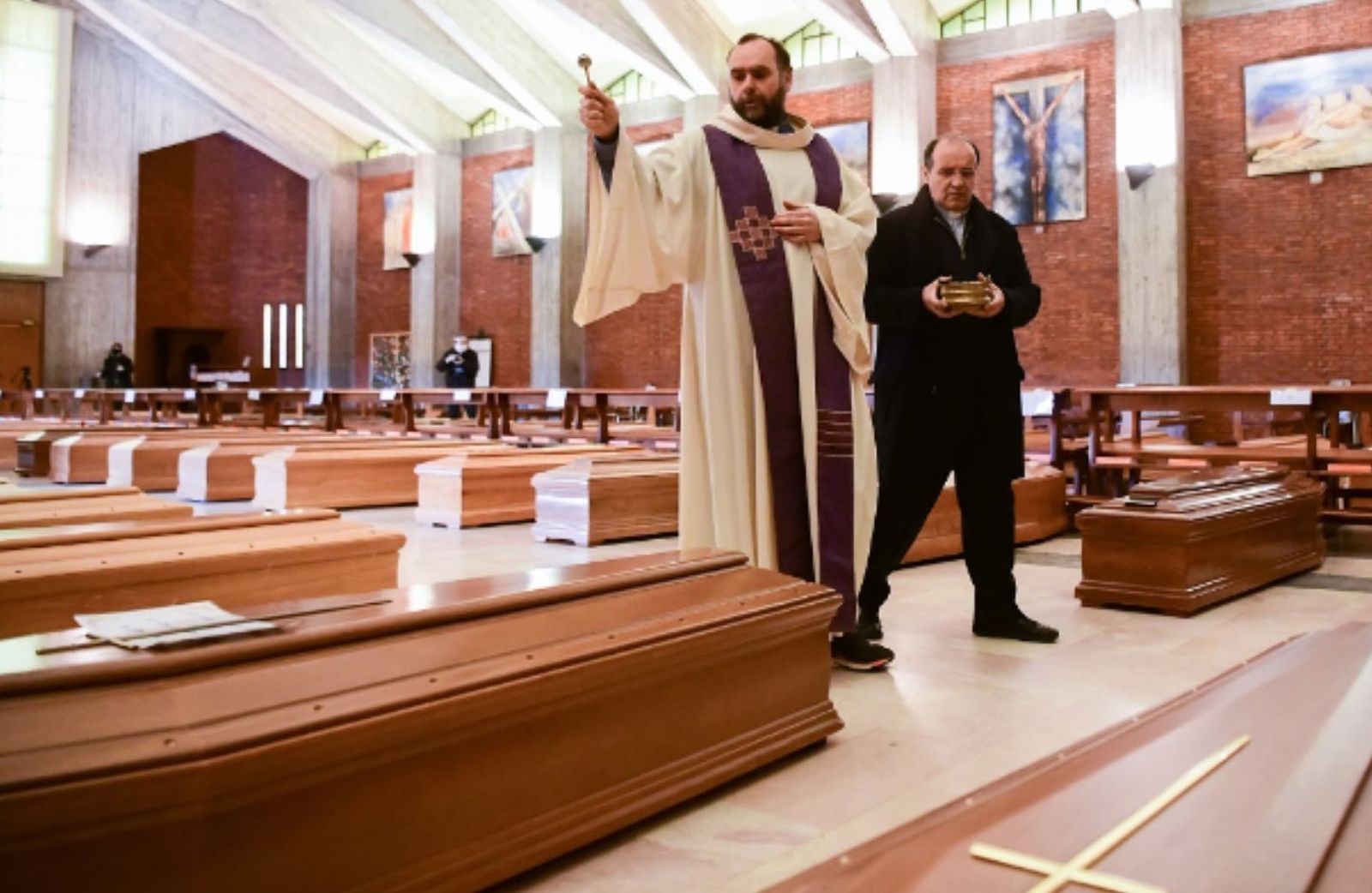 Cura bendice féretros