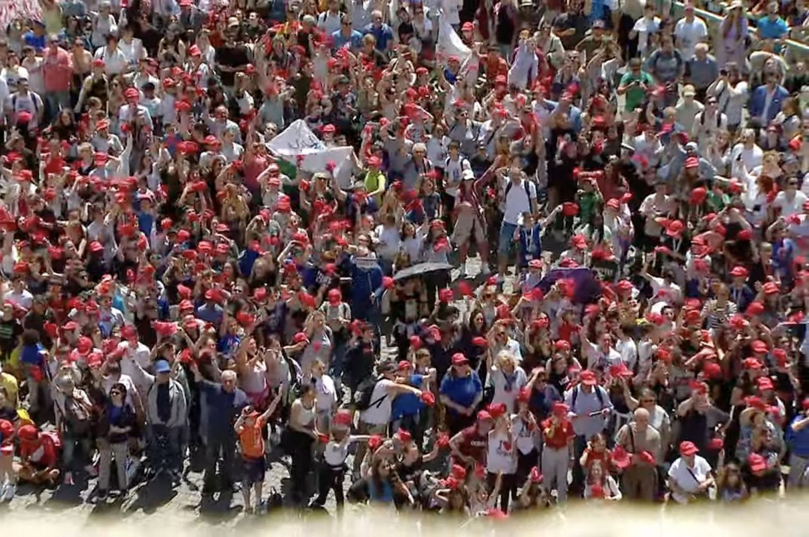 Fieles en la plaza de San Pedro