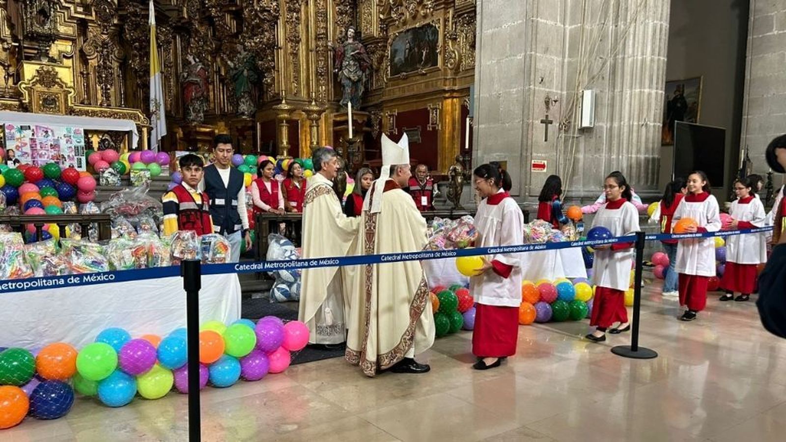 Entrega Iglesia juguetes por el Día de los Reyes Magos