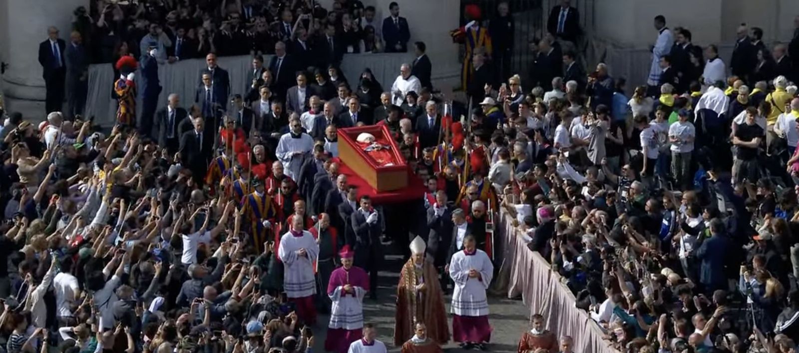 Miles de fieles llegan a San Pedro para el último adiós a Francisco