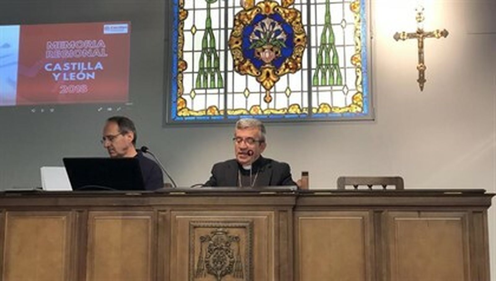 El secretario general y portavoz de la Conferencia Episcopal Española, Luis Argüello, en el centro de la imagen