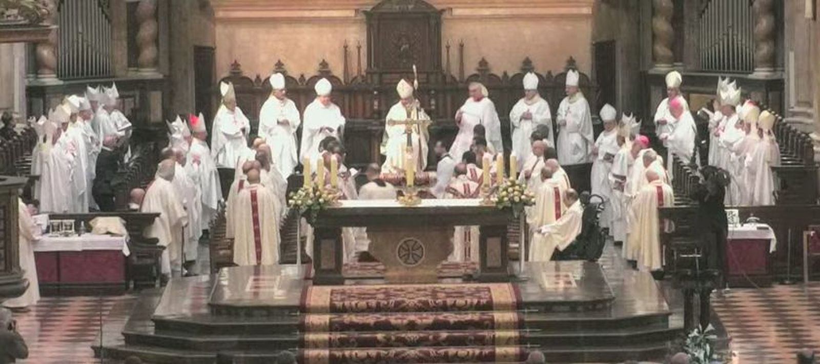 El nuevo prelado, en la silla arzobispal