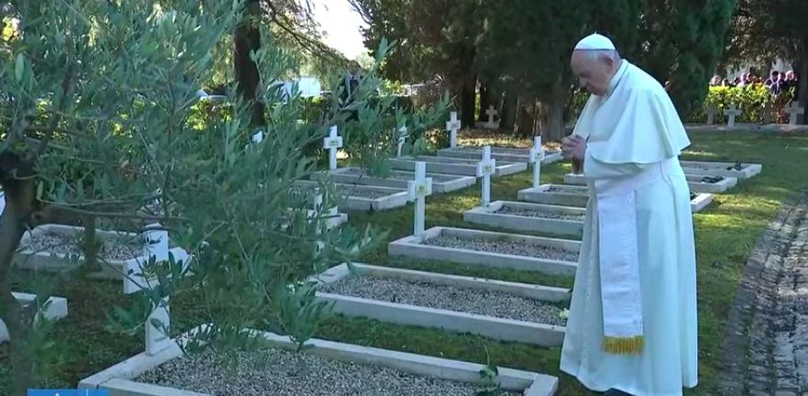 Francisco reza ante las tumbas del cementerio francés