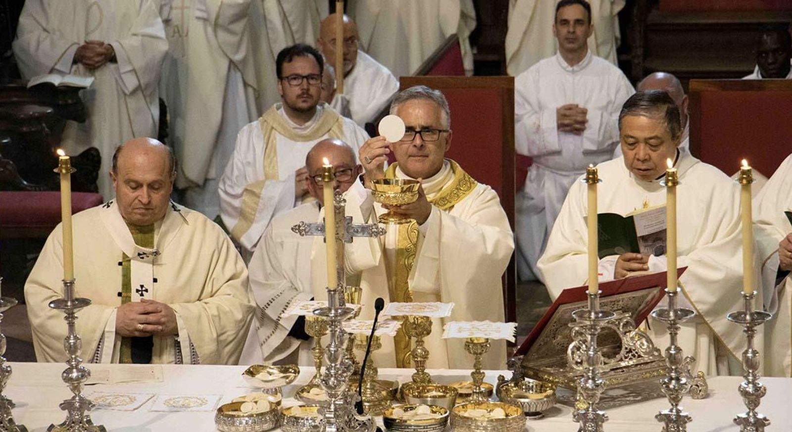 Antonio Valín, con el nuncio y el arzobispo de Santiago