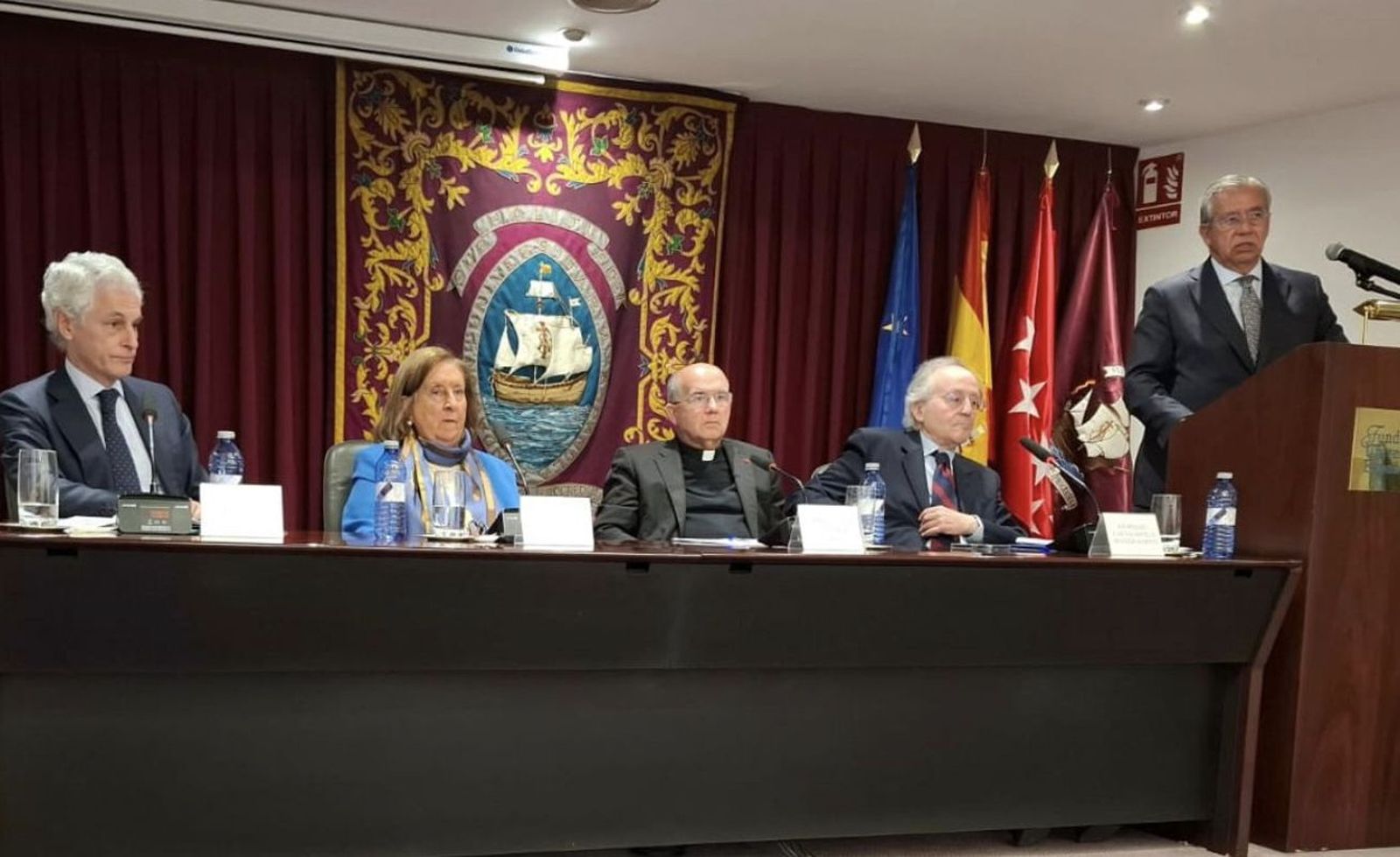 De izquierda a derecha: D. Adolfo Suárez Illana, Dña. Lydia Jiménez, D. José Luis Sánchez, D. Leopoldo Calvo-Sotelo y, desde el atril, D. Vicente Garrido.