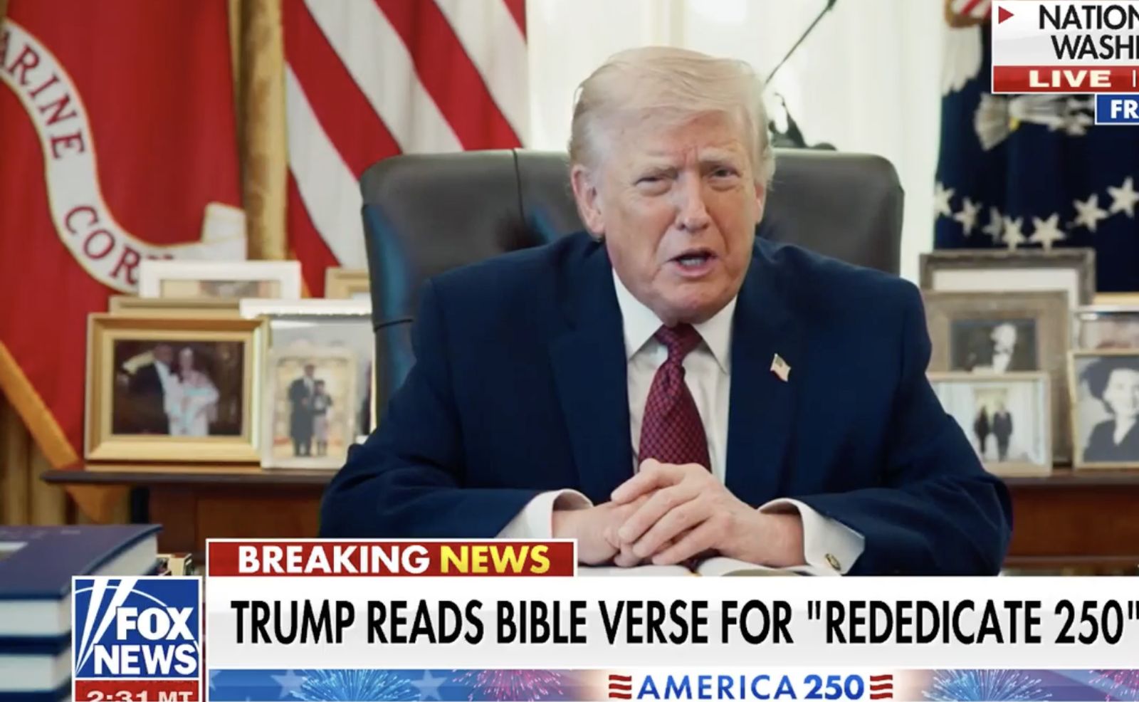 Trum,  recitando la Biblia