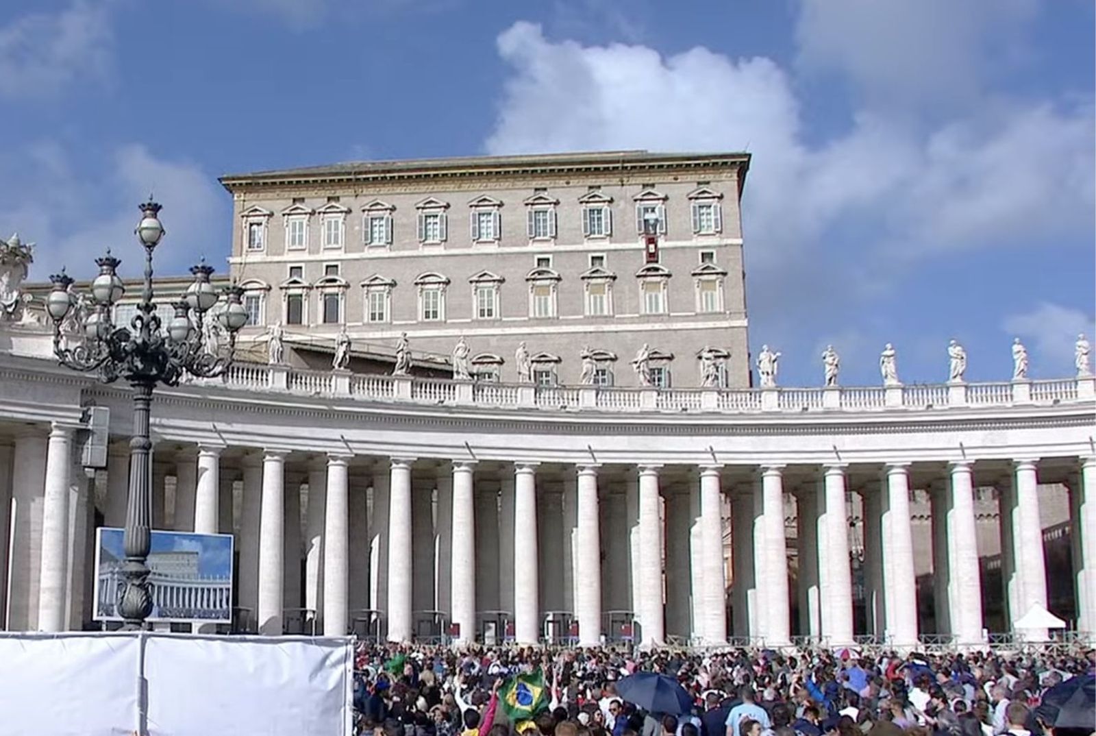 Vista del Palacio Apostólico y el balcón al que se asoma el Papa