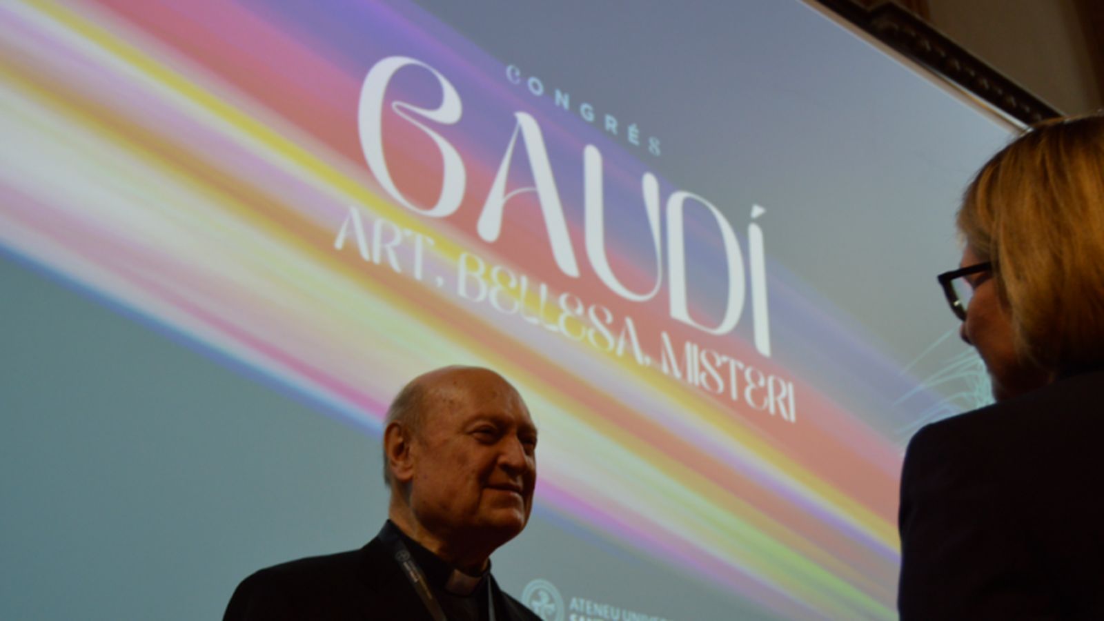 Ravasi y Chiara Curti, durante el congreso dedicado a Gaudí en el Ateneo Sant Pacià.