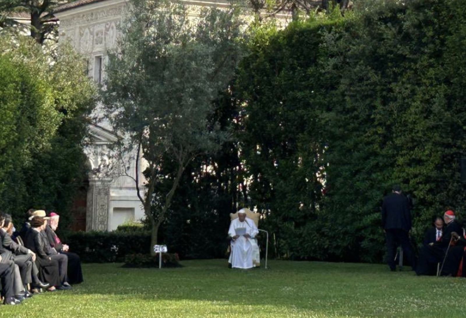 Francisco, bajo el olivo que plantó hace diez años con Bartolomé I, Peres y Abbas