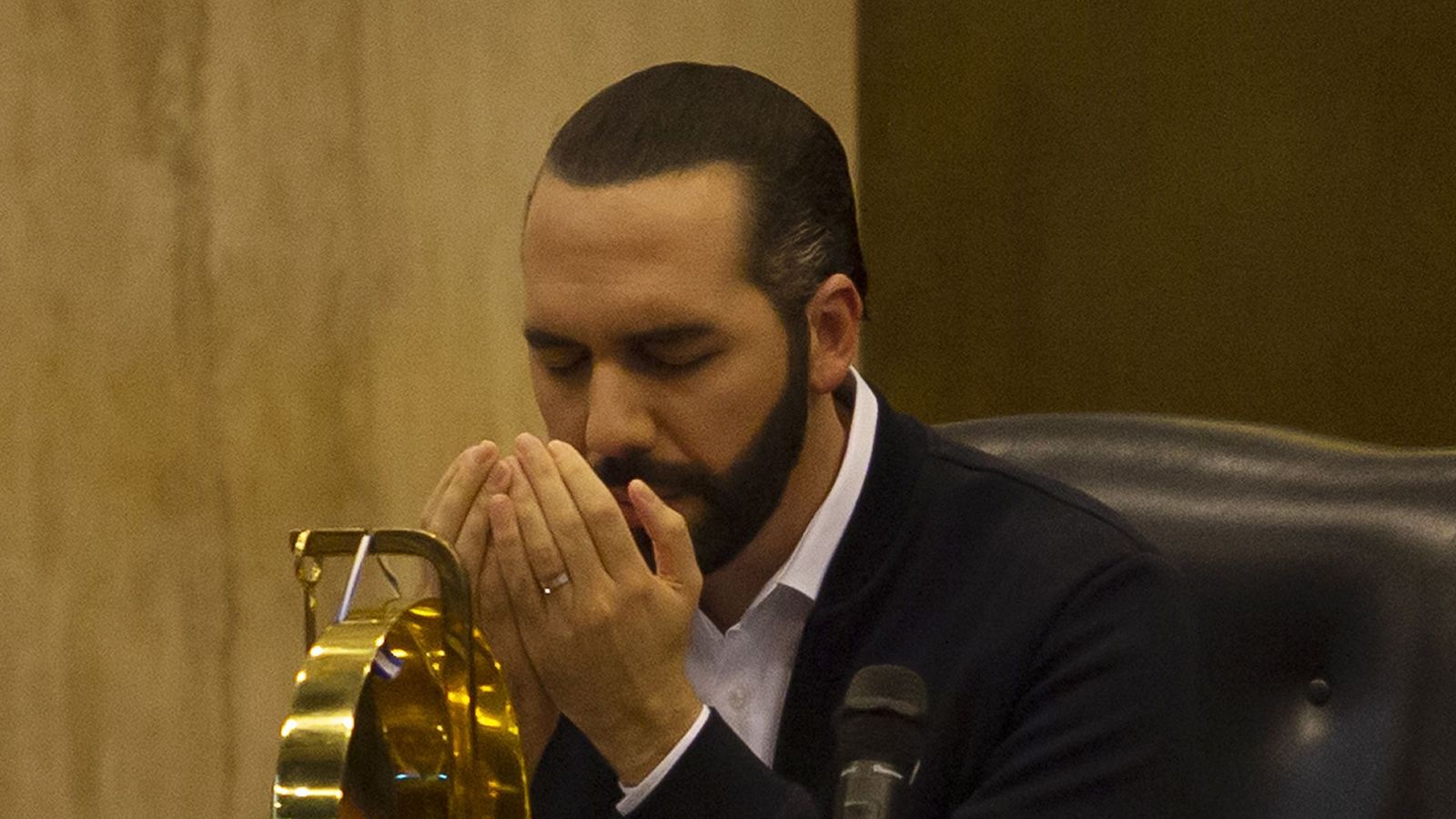 Bukele se cubrió el rostro con las manos, se puso a orar 