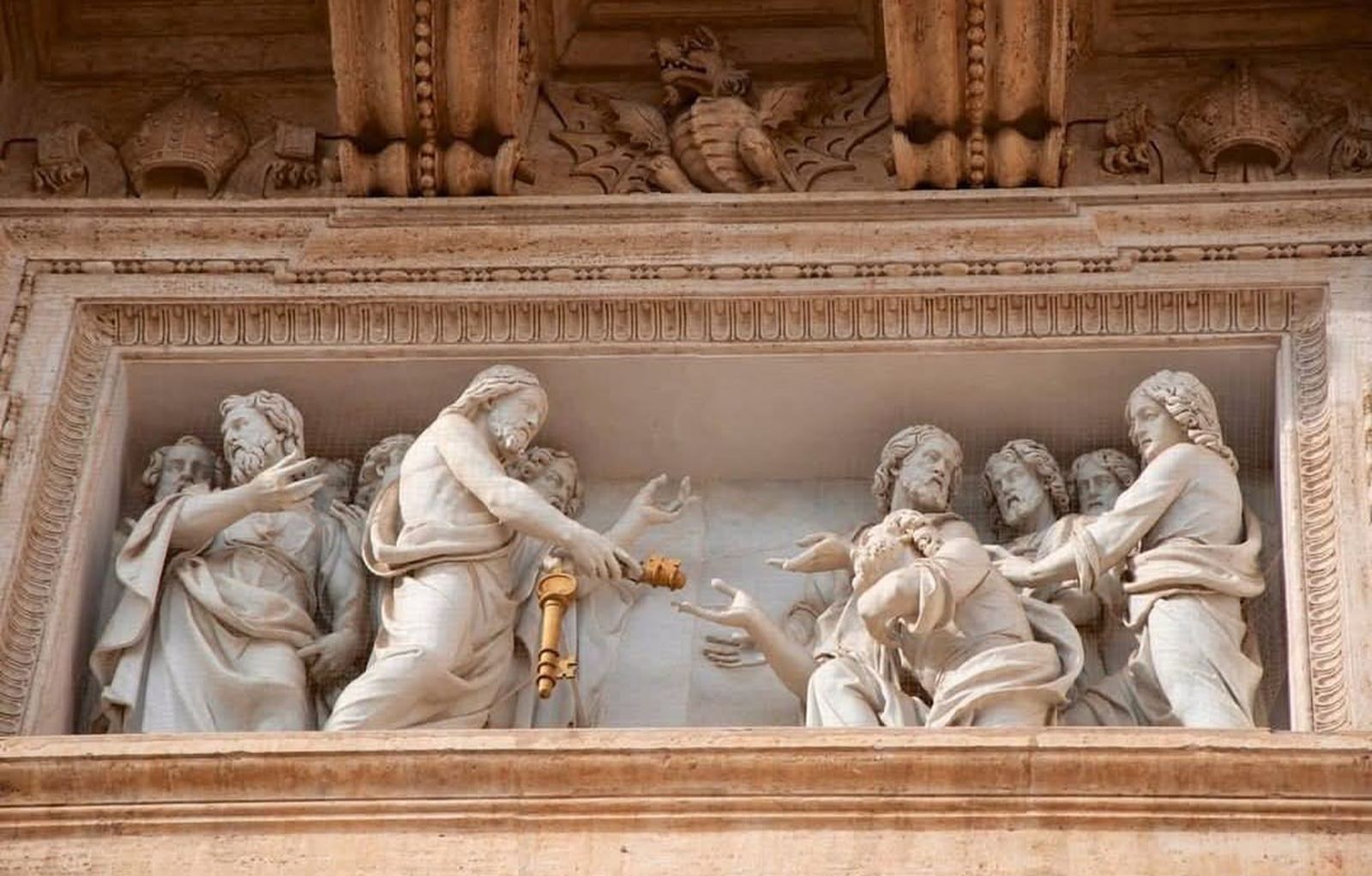 Bajorelieve fachada de la basilica vaticana