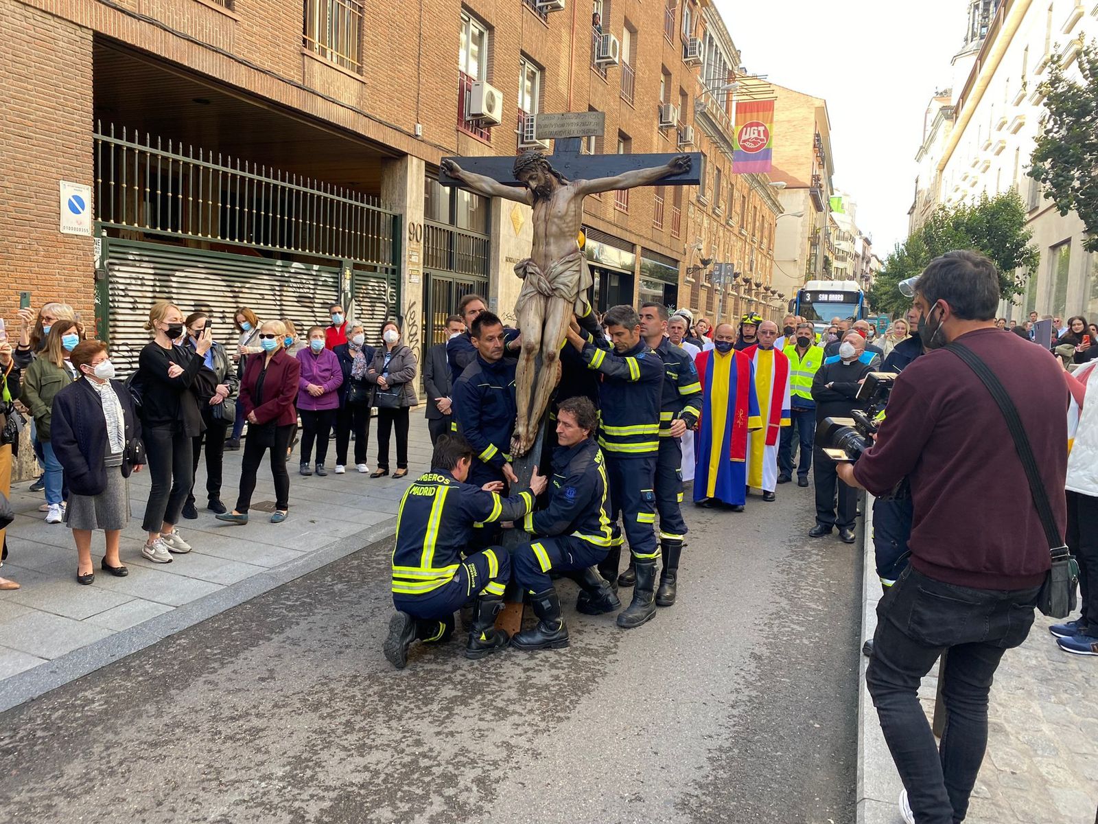 Los Bomberos, con el Cristo de los Niños