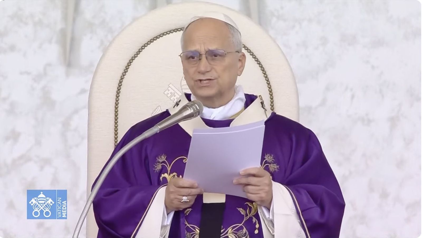 El Papa lee su homilía