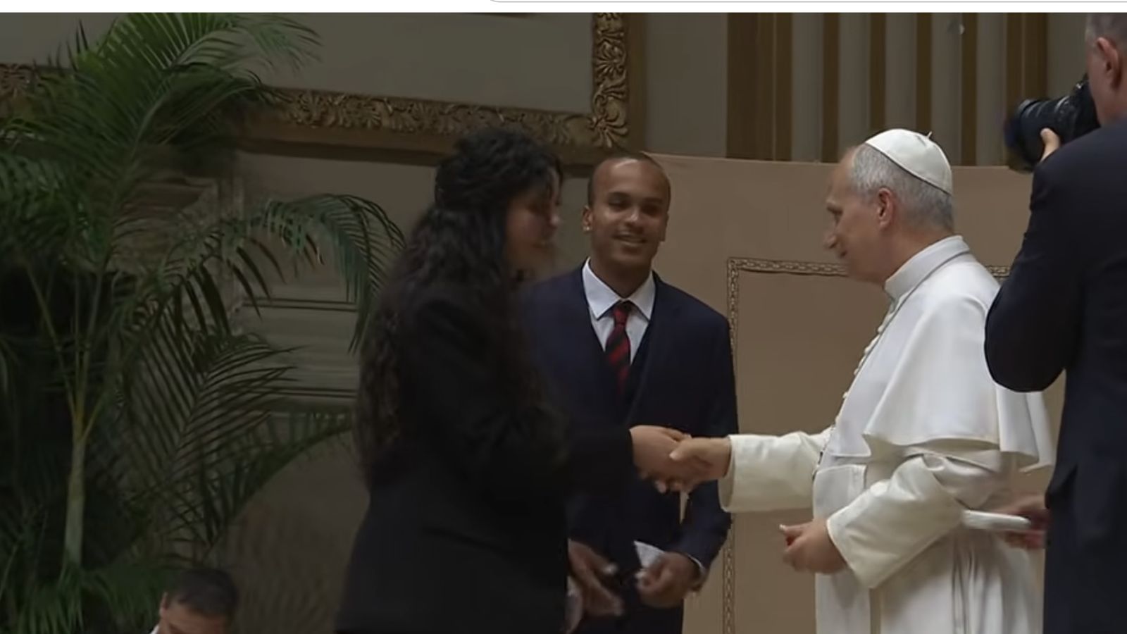 El Papa saluda a dos jóvenes de Villa Nazaret